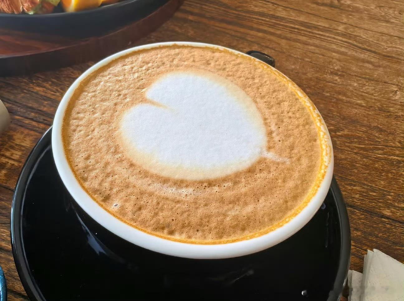 早上还是得一杯咖啡☕要不真的困啊！早啊朋友们​​​
