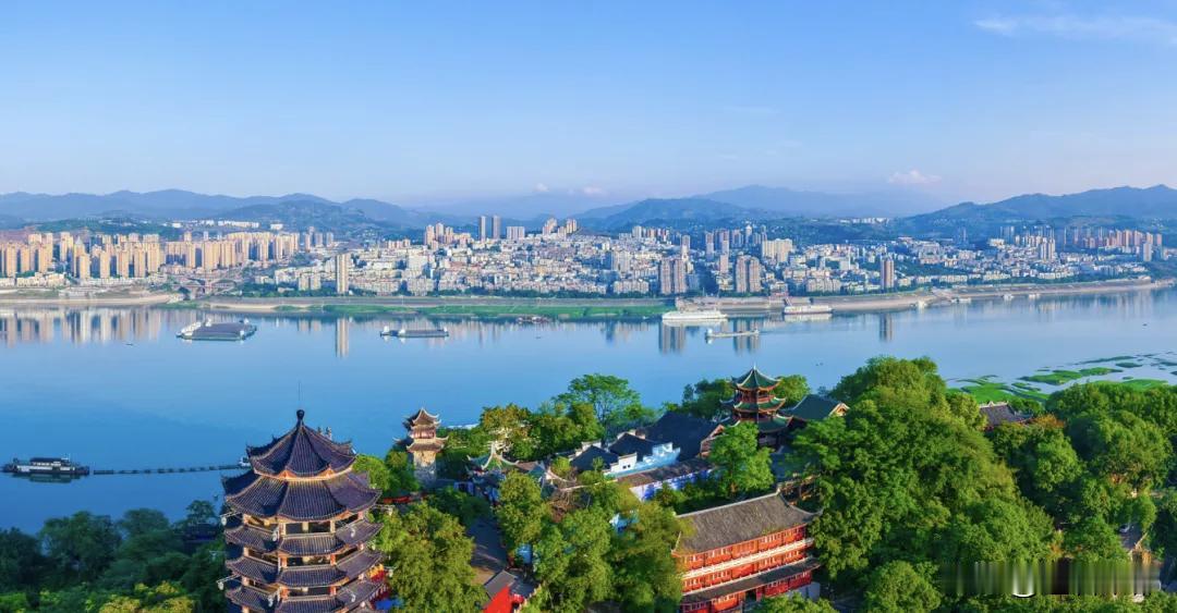 上周回家，发现爸妈的退休生活比我上班还“忙”，却把日子过成了羡慕的样子——