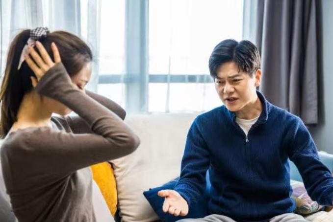 “色字头上一把刀！”广东东莞，男子和妻子相差14岁，分居才一个多月，妻子就和另一