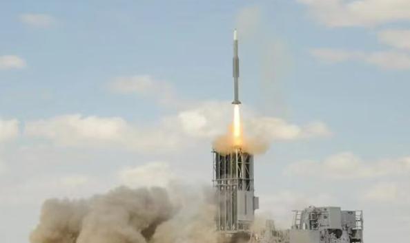 美媒终于暴露秘密，柬泰冲突当中，柬埔寨的我国PHL-03型300毫米重型火箭炮：