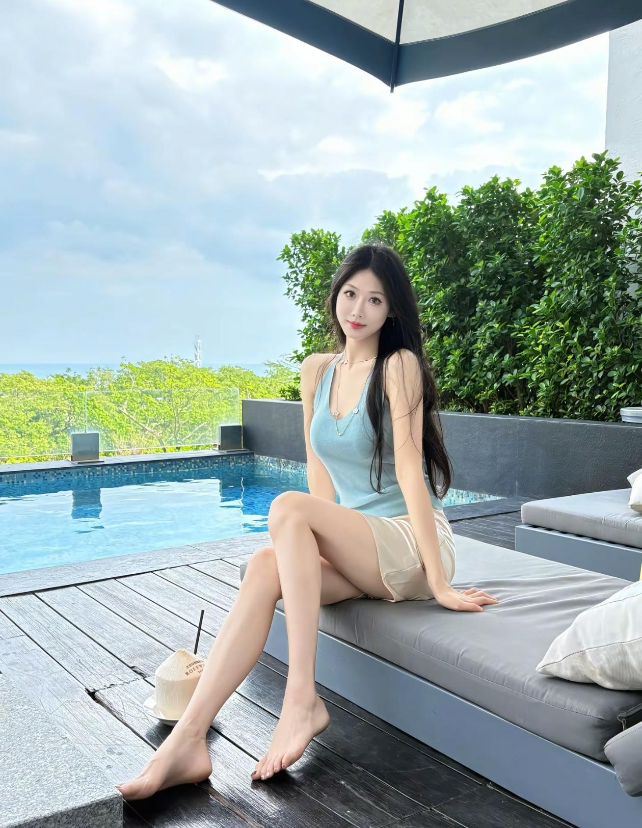 池畔轻抚发，悠然心自怡。