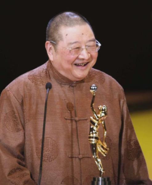 2019年。倪匡84岁。他的皮肤上长了一个瘤。去医院检查，医生说是恶性肿瘤，皮肤