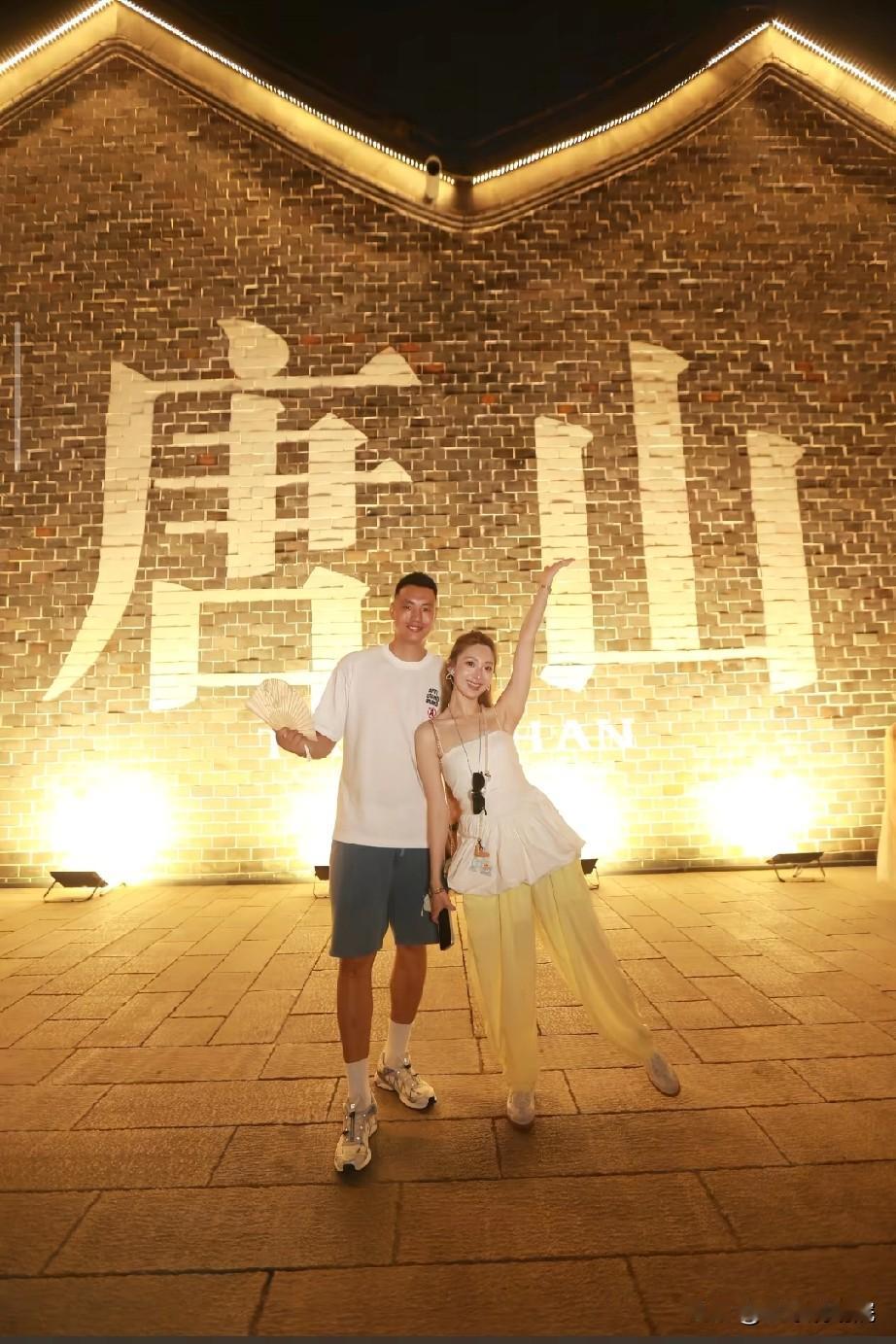 年龄越大，越能体会出这样的画面是何其幸福！翟晓川休赛期和孩子妻子到处游玩的画