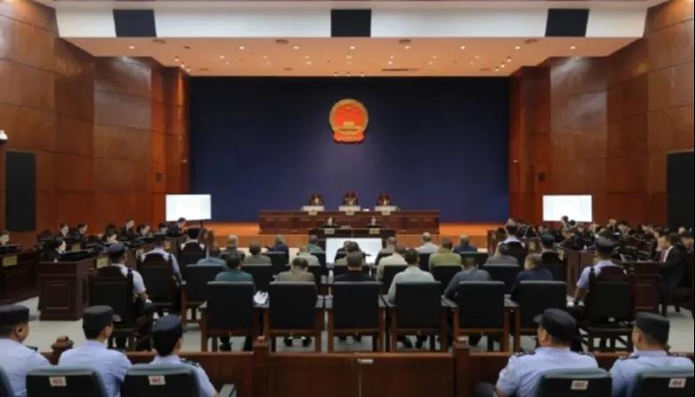 2025年11月4日上午10时，广东省深圳市中级人民法院第一审判庭庄严肃穆，随着