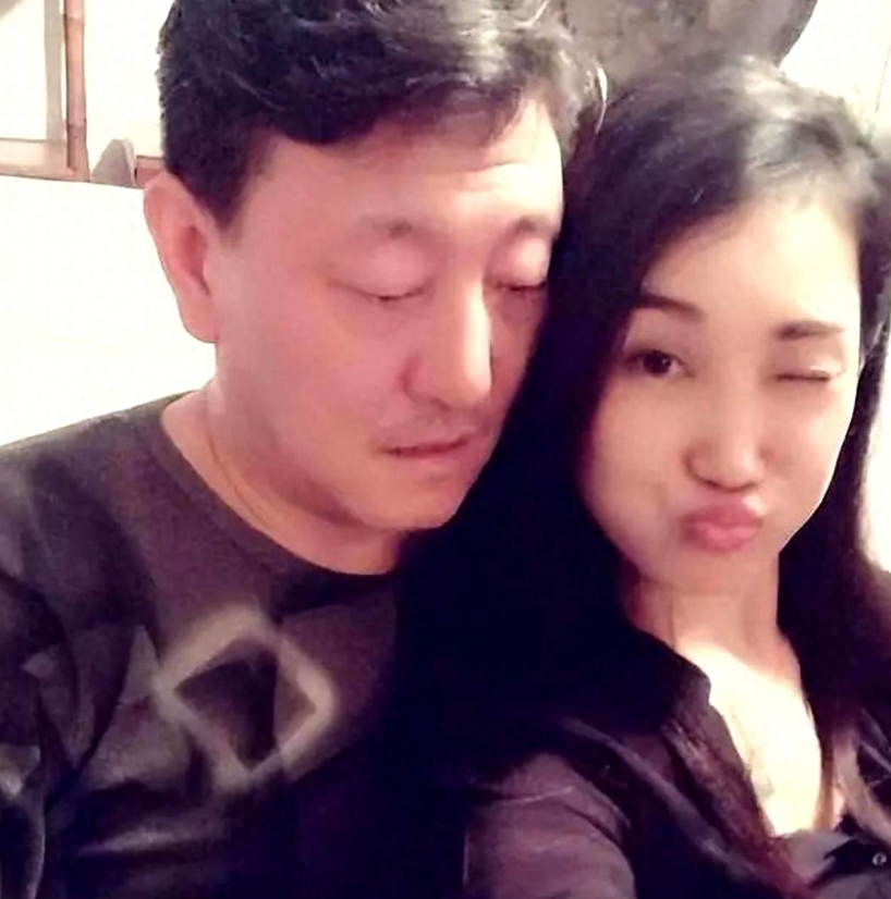 57岁韩磊深陷丑闻，被曝与36岁女友发生关系，女方怀孕后玩消失