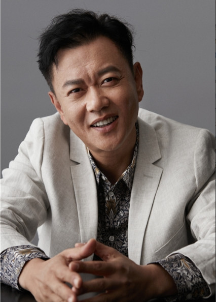 一次，冯嘉怡去一个剧组拍戏，看见导演愁的直摇头便问“怎么了？”导演说“需要在豪华