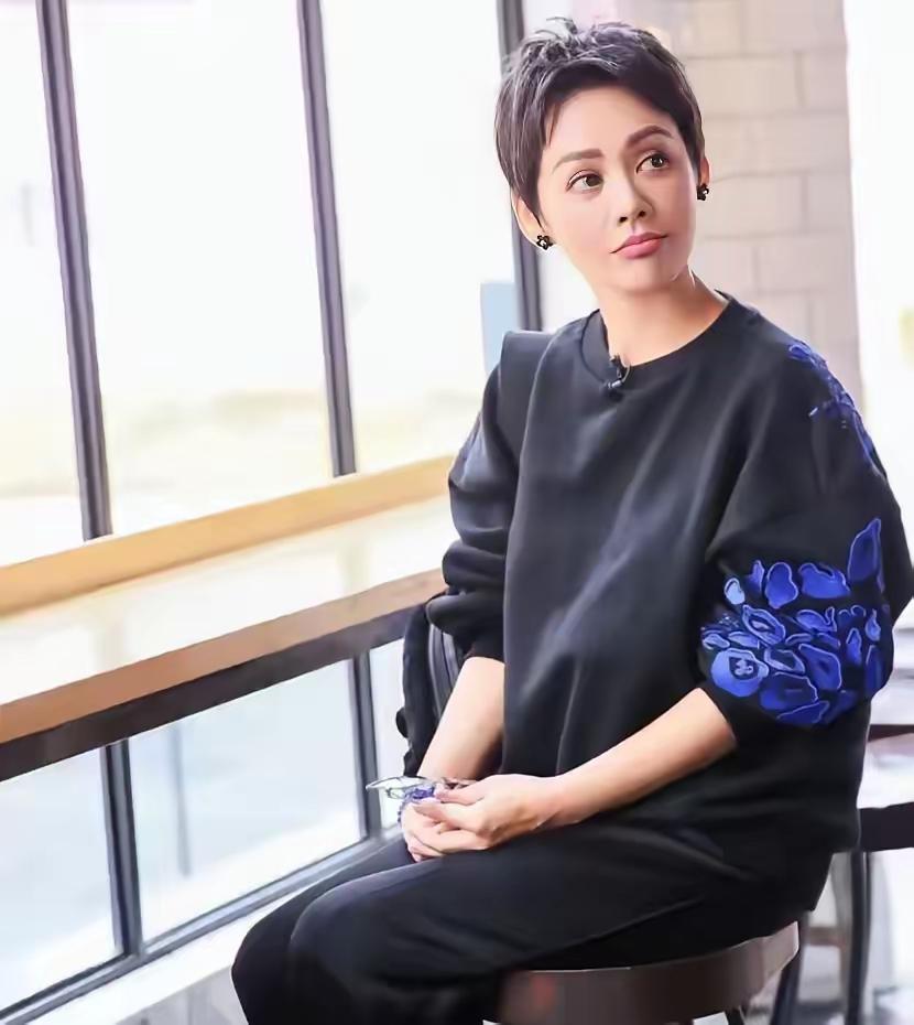 刘嘉玲问宁静:“你现在做事会先考虑你的儿子吗？”宁静摇摇头:“不会。”刘嘉玲好奇