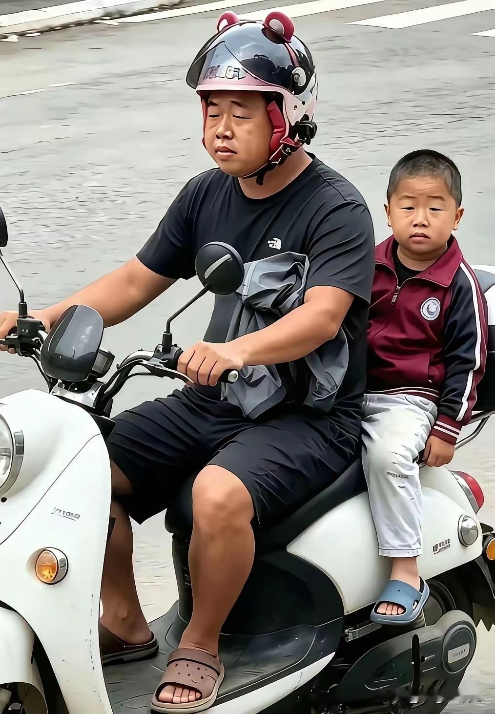 基因太强大了，子随父的样子。这样子到哪里，别人都知道是父子。儿子随父，到哪里