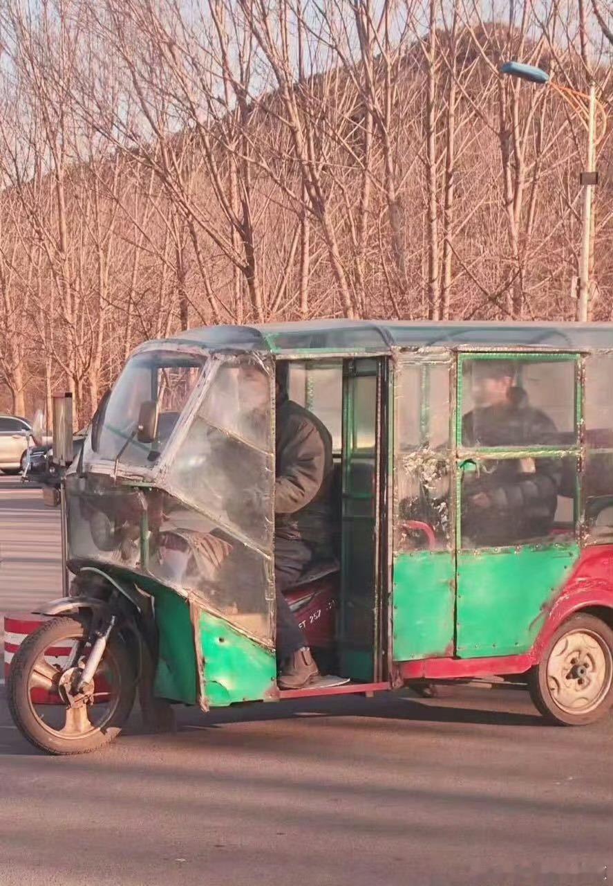 难为《小城良方》剧组还能找到这么破的小蹦蹦车一瞬间感觉拉进了我跟肖战的距离，毕竟