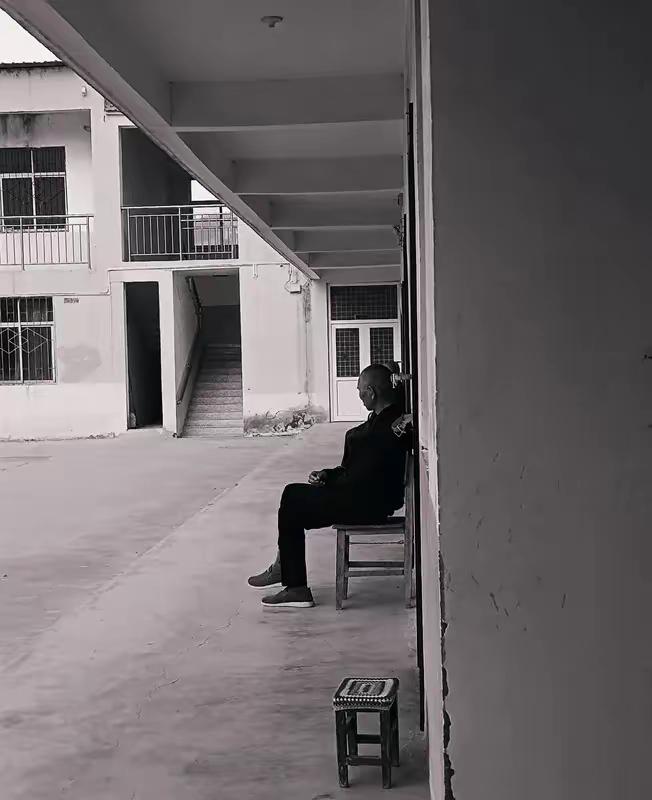 送母亲住进养老院，周末探望推门看见一幕，我当天选择办理离婚我把妈送进养老院
