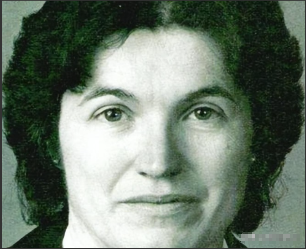 1996年，一名美国女性科学家，在进行一项试验时，不慎将两滴化学试剂滴在了乳胶手