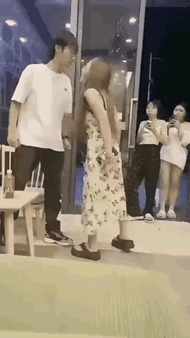 伤害性不大，侮辱性太强。一对男女不知何事争执起来，大眼对小眼怒视，男子转身离开