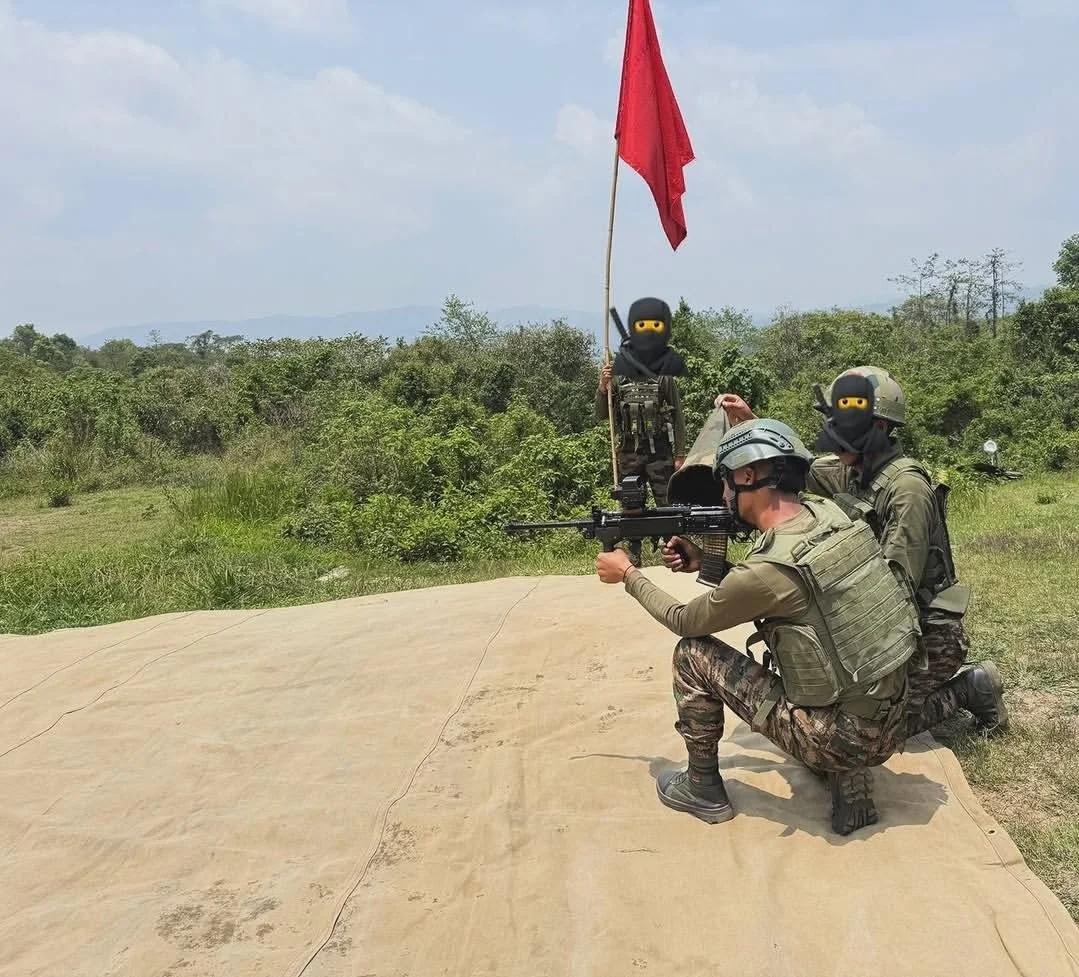 印度士兵体验无托版因萨斯步枪