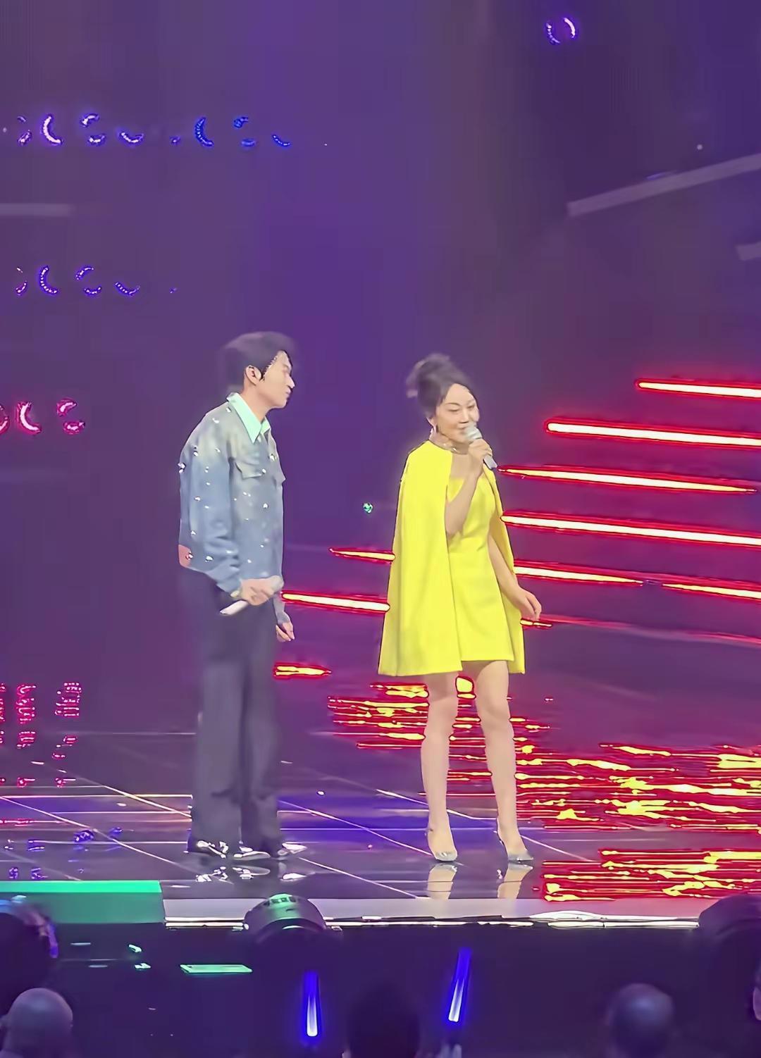 春晚要是真能凑齐闫妮、刘敏涛、邓超同台，再让魏大勋站中间当“人形背景板”，那画面