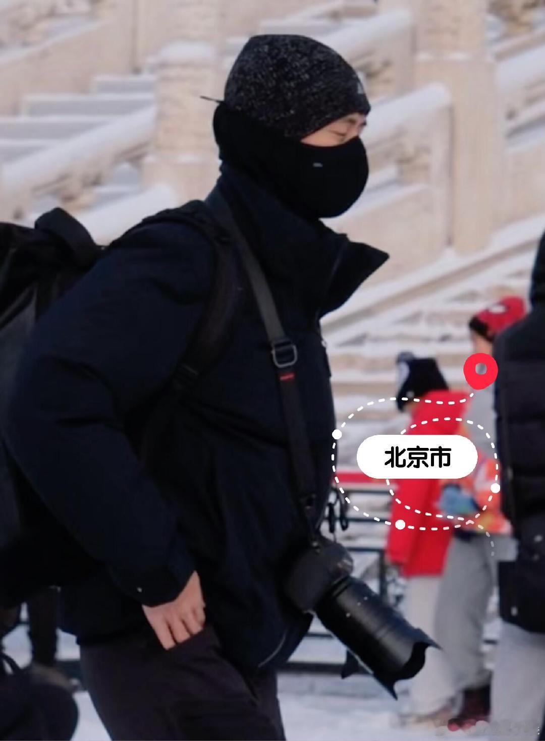 网友故宫偶遇李现拍初雪李现去故宫拍雪景了，摄友间的互不打扰默契~李现去故宫拍