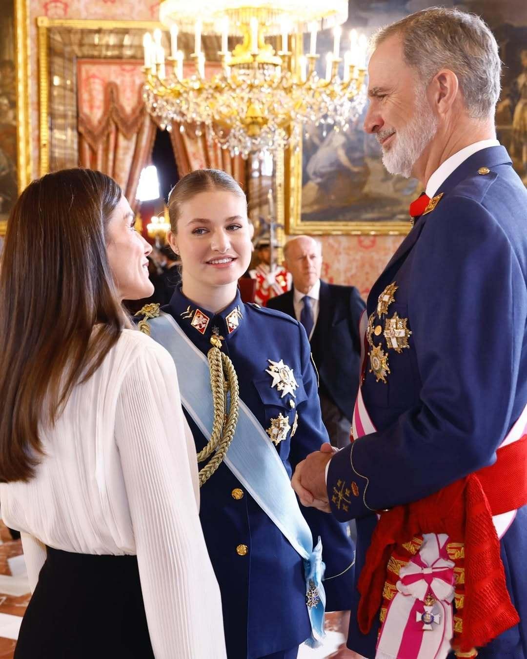 西班牙王室🇪🇸1月6日，国王夫妇和阿斯图里亚斯公主出席年度PascuaMi