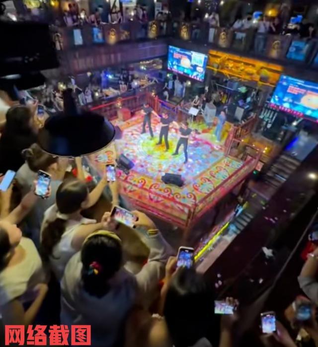 徐州有一家街边烧烤店搞有演出。这里烧烤店的目的，当然为生意的兴隆聚拢人气，而