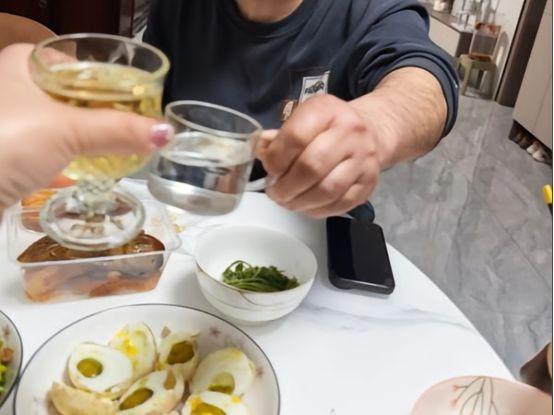 山东男子相亲被猛灌酒，假装醉倒趴下，女方的一句话让他瞬间冒冷汗杨国庆是被媒