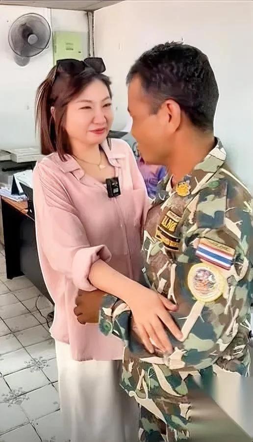 救命恩人！五年后重逢。王暖暖回到乌汶帕登，一眼就认出那个腼腆的制服身影—