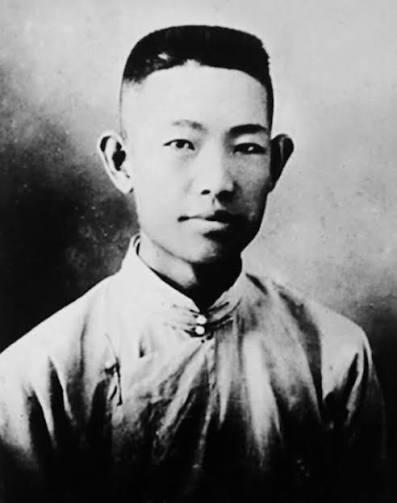 1957年，毛主席在青岛开会，突然转过头来，问身边的山东负责同志："你们山东