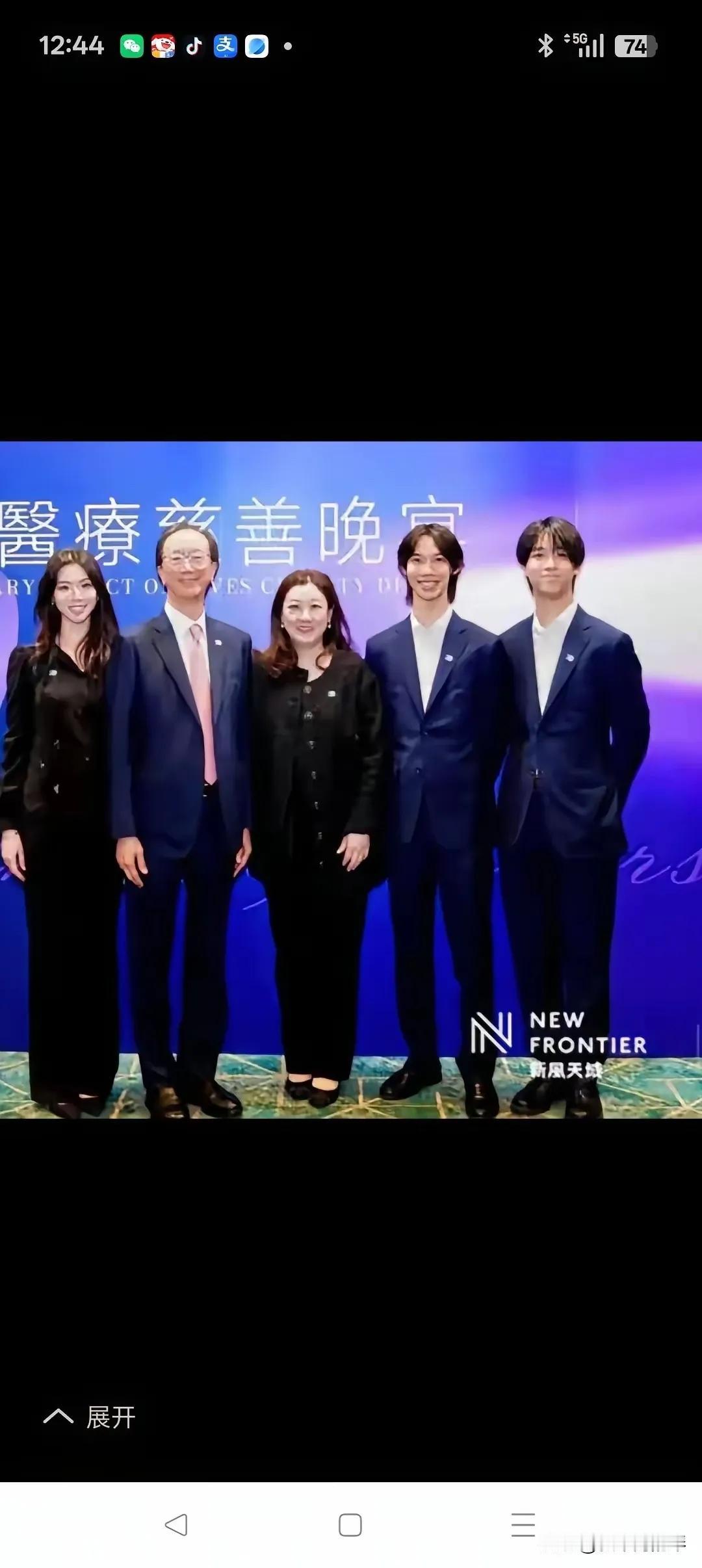 伏明霞最新全家福，老公仍是精瘦干练，三个孩子都已长大成人，都随了父亲的痩，又遗传