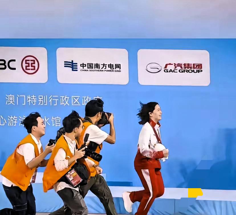 全红婵估计也没想到赛后这张照片会火出圈吧！乍一看这张照片平平无奇，但仔细放大看