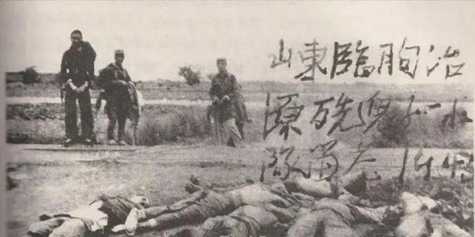 这是一张收藏于中国人民解放军军事博物馆的珍贵历史照片。照片中躺在地上的是被八路军