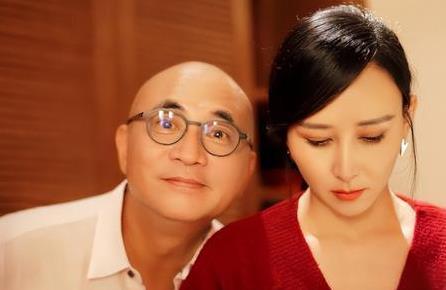 标题：胡静自曝豪门“7个家庭”同住：豪门童话破灭？接地气生活才是真·人间清醒！