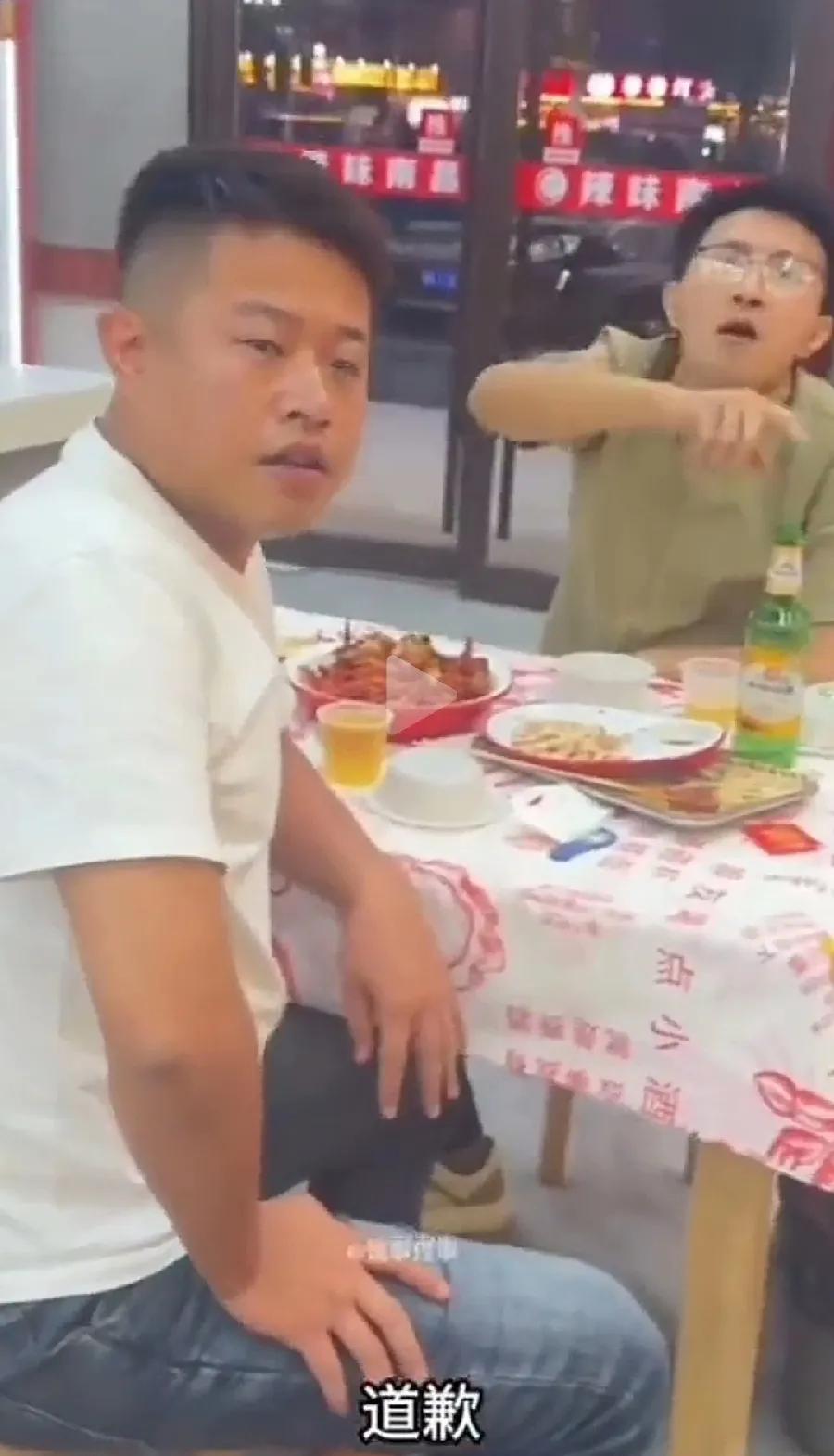 南昌，男子吃夜宵摸女子的头，看桌子上一堆啤酒瓶，这是喝晕乎了、耍流氓！男子俩人，