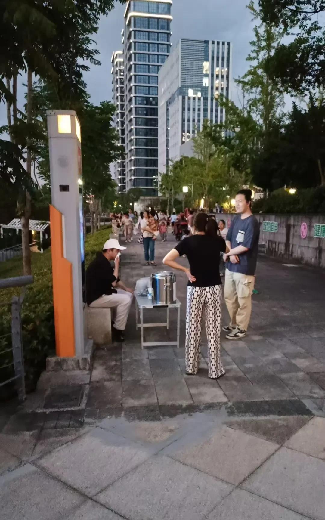 孩子今天说要做西瓜冰晚上去体验生活。在家与妈妈商量一下，然后准备各种食材，认真