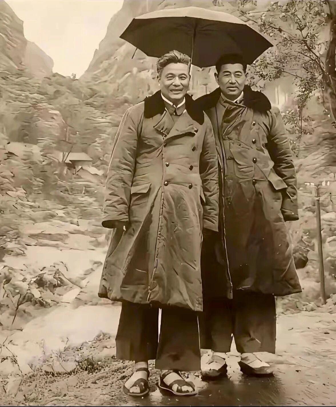 晒出那些老照片1972年，两弹元勋邓稼先（左）、李英杰（右）在完成了在西北基地的