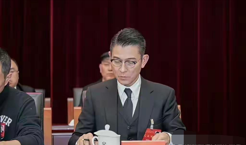 天呐，64岁这颜值，这气场一般人比不了，一个就是大人物的派头，你还能认出来是谁吗