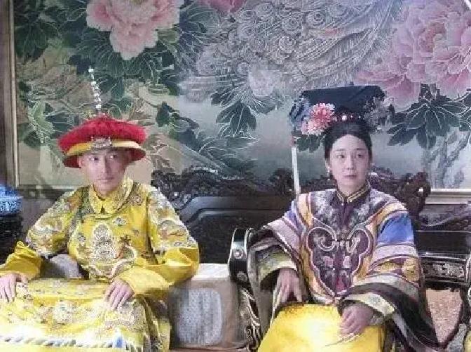 1900年初，慈禧决意废掉光绪，她召集近支王公贝勒、军机大臣、六部尚书、内务大臣等人开会，开篇便提出