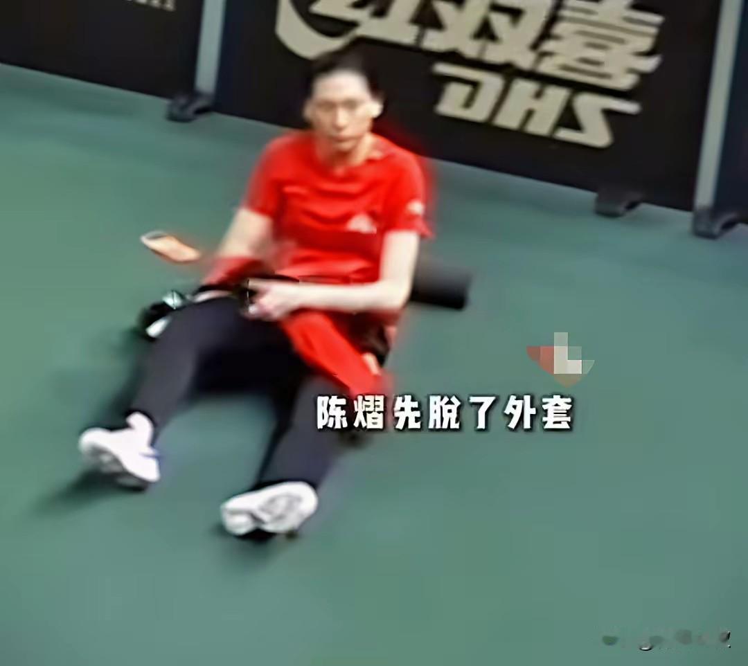 多哈两站，陈熠每次都兼3项，你看累成啥样了？在热身呢把头一蒙就睡过去了，