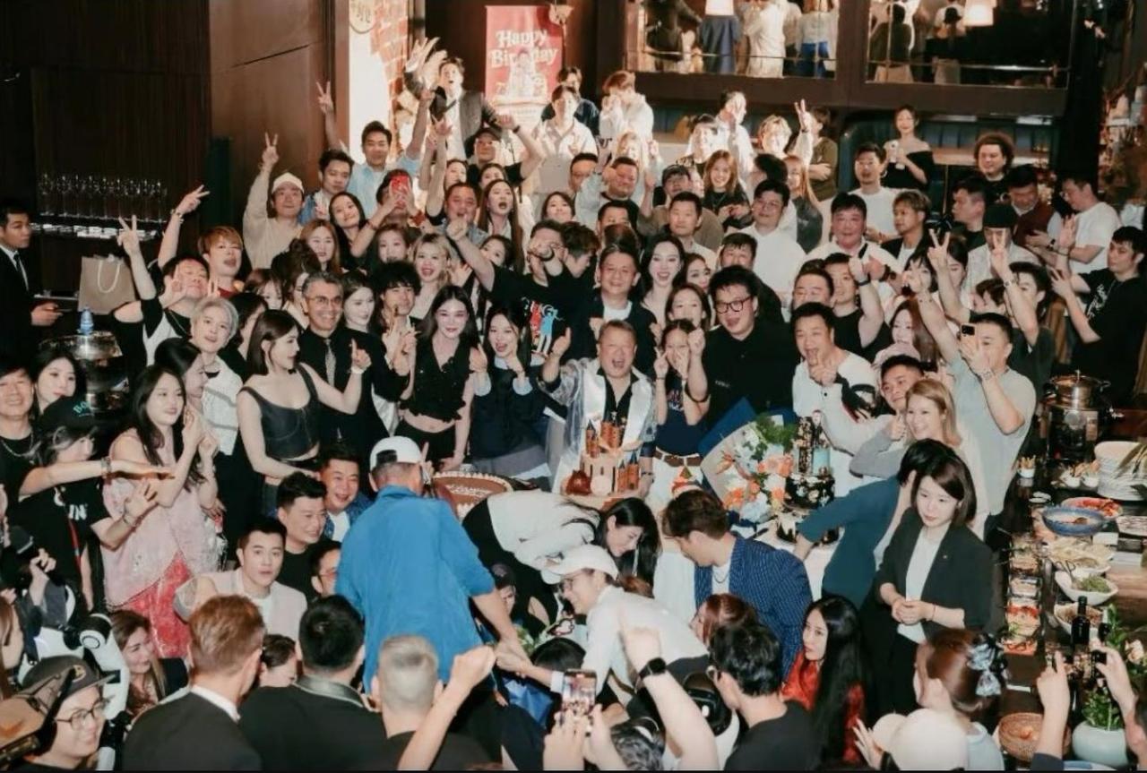 曾志伟的73岁生日派对，破天荒地选在深圳办，上百位圈内好友到场祝寿，一眼就能看出