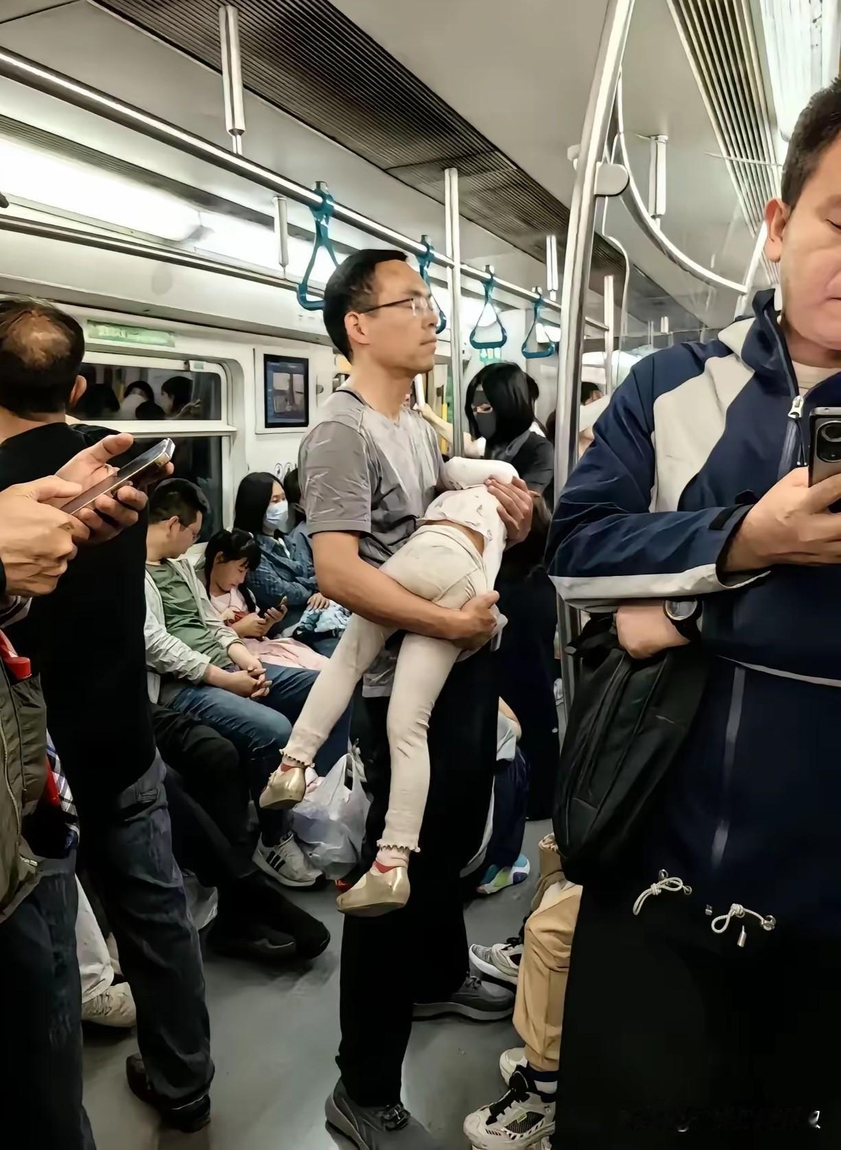 上海地铁车厢里的乱像非常多，很多网友指责上海人素质差。那么来看看广东某地铁车厢里