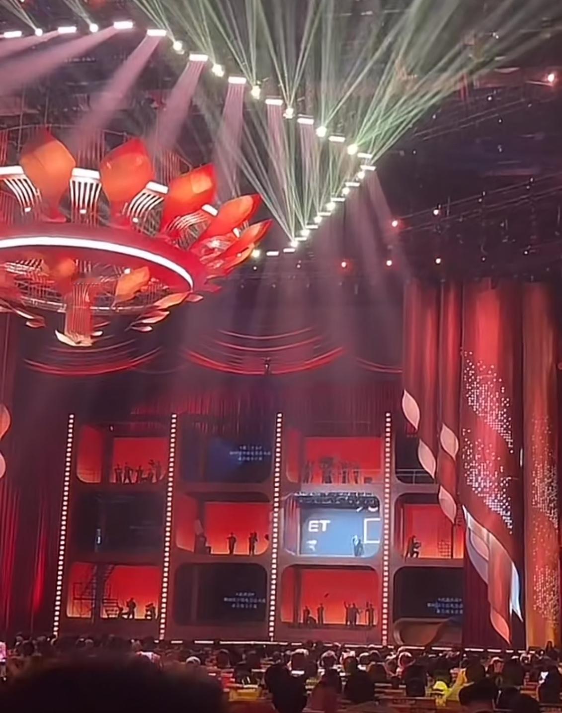 金鸡奖前方传来消息：陈楚生《获奖之作》太稳啦！网络直播有近15分钟的延迟。刚