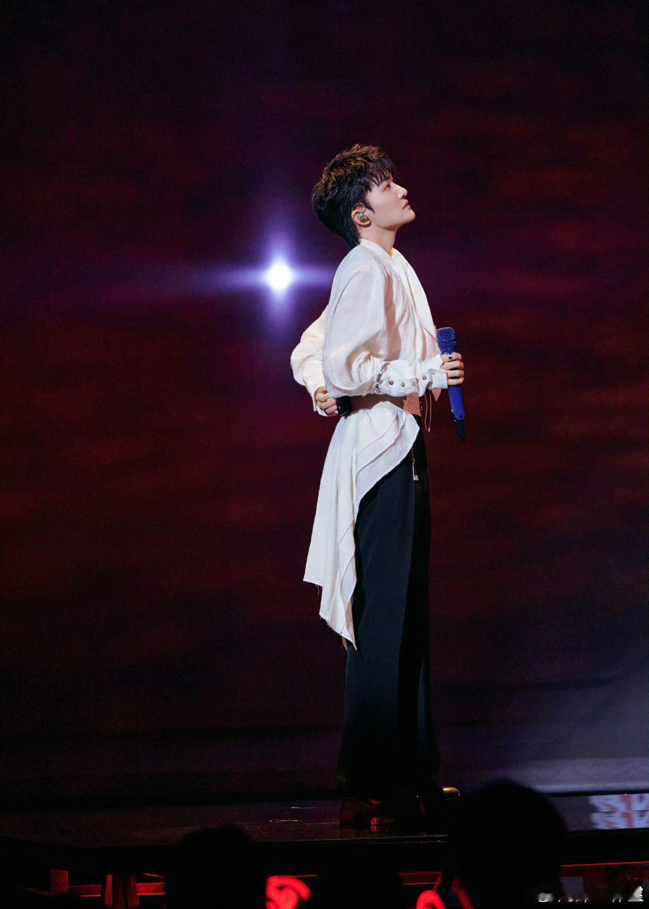 周深这么一“卷”，直接拉高了音综的准入门槛。以后歌手们上节目，可能都得掂量下自己