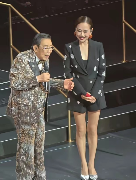 55岁的陈松伶又一次火了。这一次，不是因为生病爆肥，也不是因为老公张铎，而是凭
