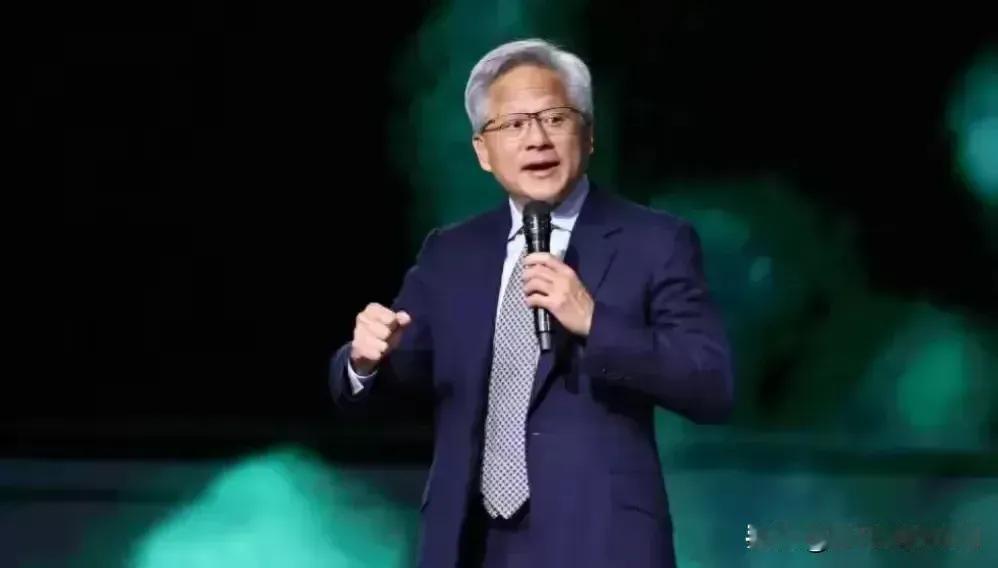 脸皮太厚了！这次英伟达老黄来中国后，内心非常失望，他公开场合就直白的声称，无