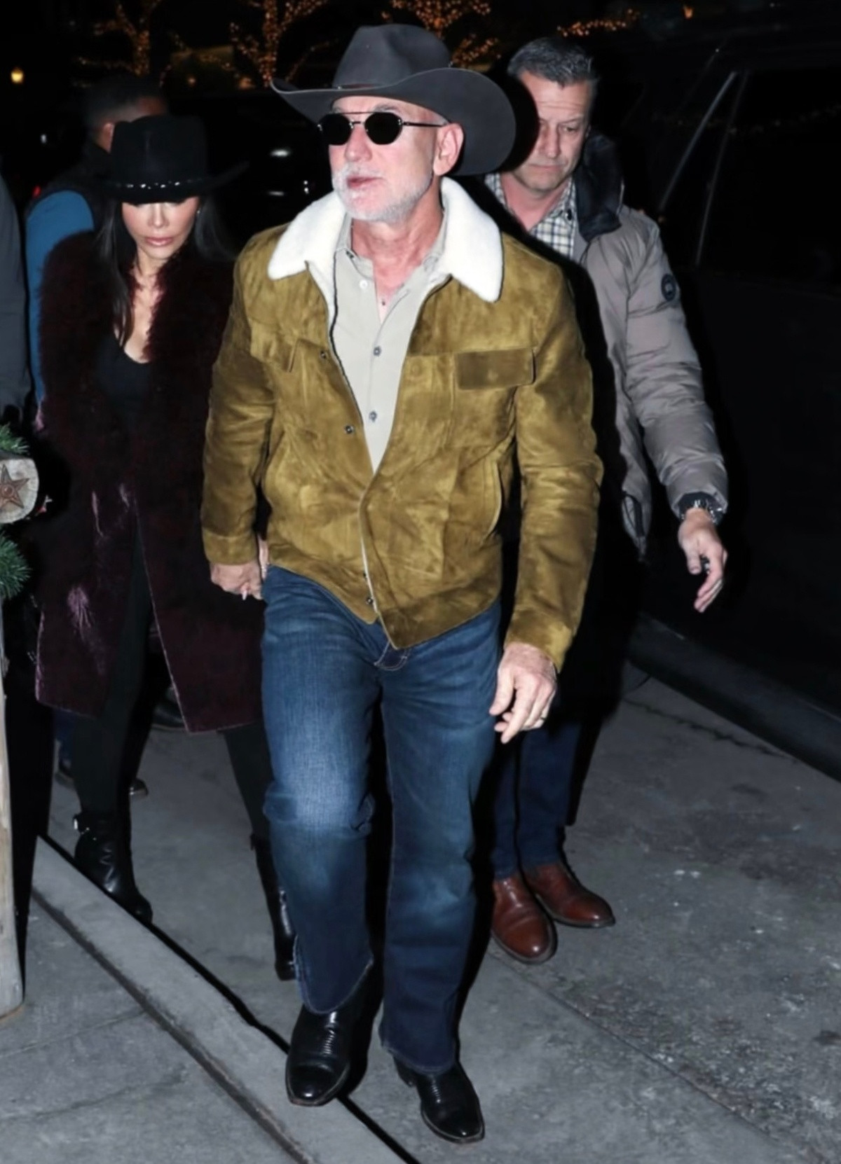 贝佐斯和桑切斯夫妇最新街拍，两人现身滑雪胜地。桑切斯很爱露🐻，不管天多冷，都一