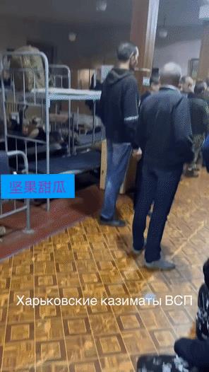 这就是哈尔科夫的乌军集训营，被抓到的青壮在这里集结培训，采用大通铺，有些有床，有