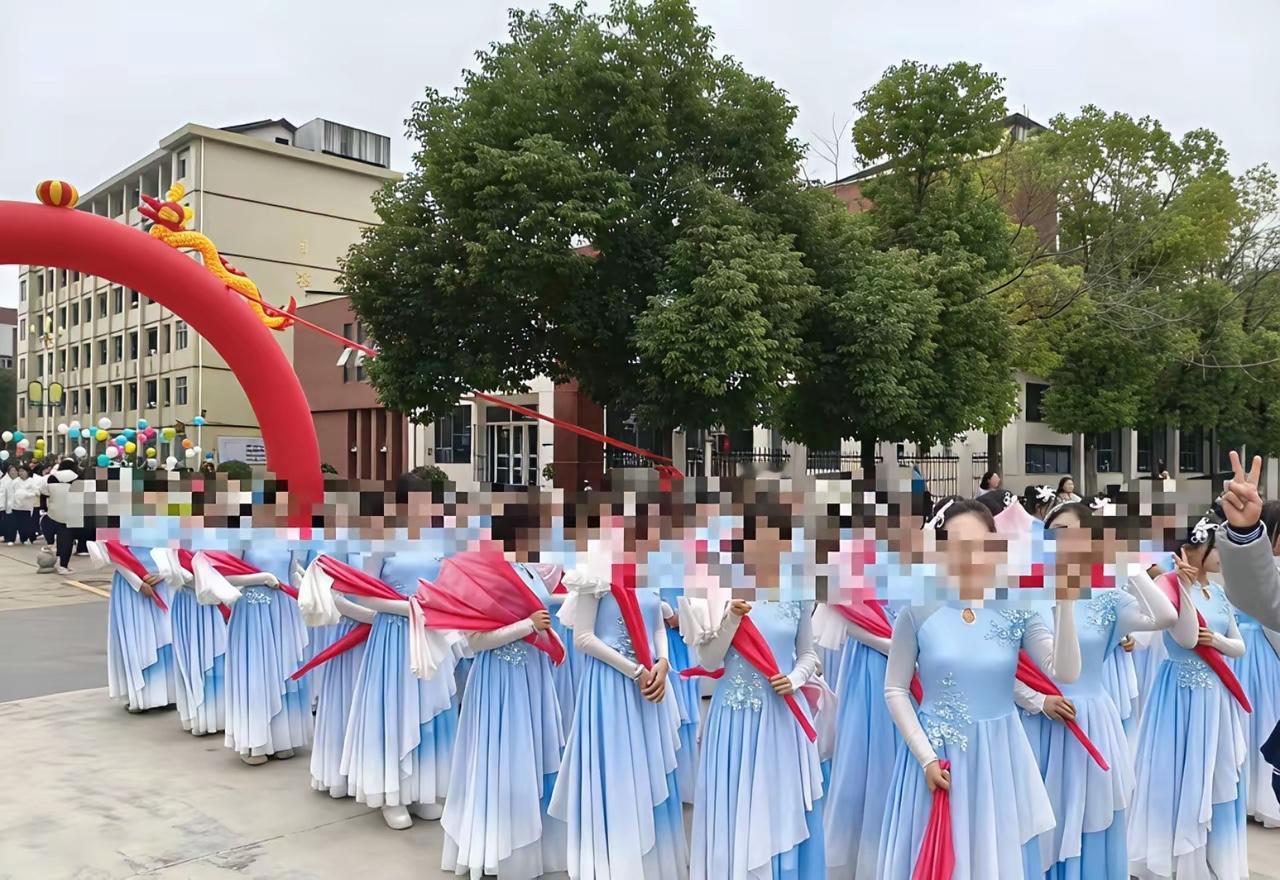 真的要吐槽！汉寿县职业中专形象设计班的学生们，参加活动从平台网购了商家的衣服，活