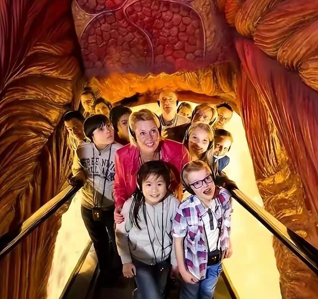 荷兰这个“重口味”博物馆，女游客捂着眼不敢看你见过能让人钻进“人体”里逛一