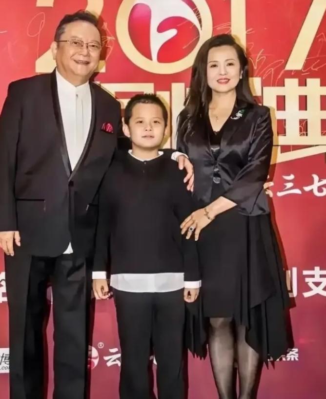 77岁的王刚，60岁高龄得子，原本以为晚年能安享天伦，却被17岁的儿子压得
