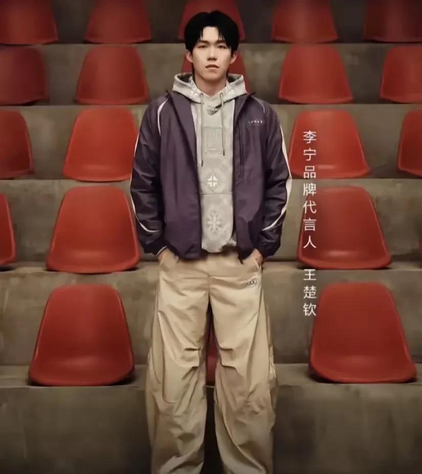王楚钦又穿着李宁的服饰出现在大众面前了，这一次的造型又给我们带来了不一样的惊喜。