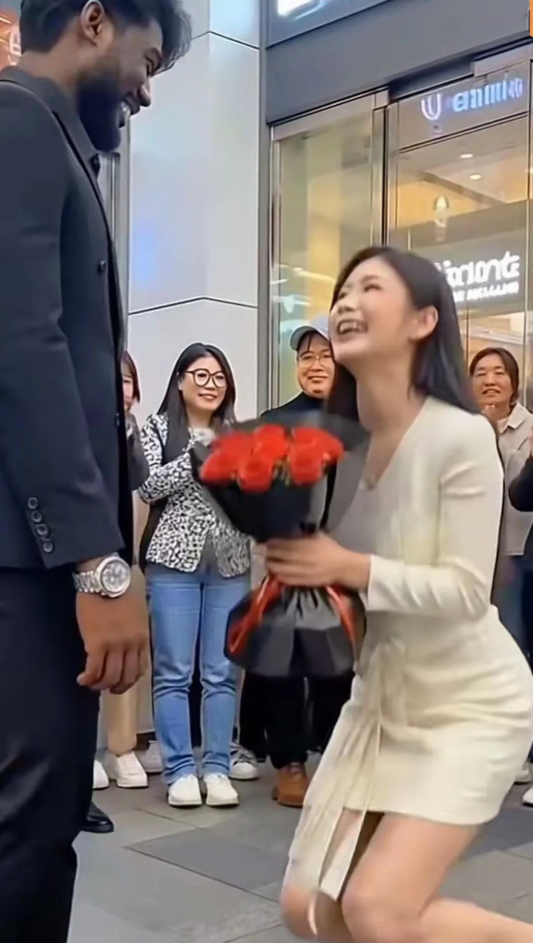 女子向外籍男友下跪求婚！不知道这是摆拍还是真实发生的事情，如果是摆拍，传播这种