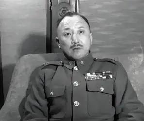 1949年除夕黎明前，被蒋介石软禁了很长时间的卫立煌，趁着负责看守的特务放松警惕