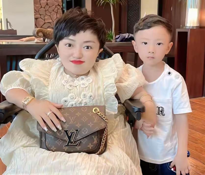 不是歌颂李喜梅。李喜梅的两段婚姻都透露着勇敢与果敢。第一段婚姻给她带来了一个爱