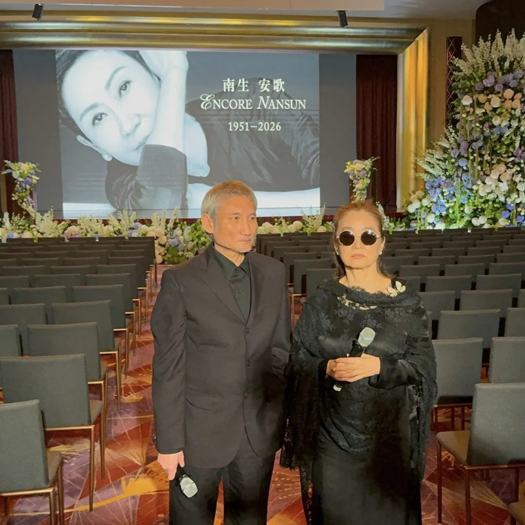 72岁林青霞和徐克一起出席施南生的葬礼，两个人身穿黑衣，满脸悲伤，因为哭得太多了